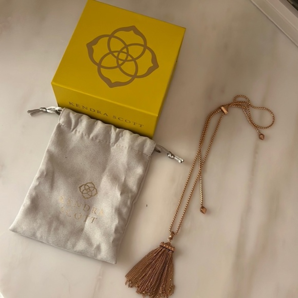 RARE Kendra Scott rose gold adjustable tassel necklace.with packaging.